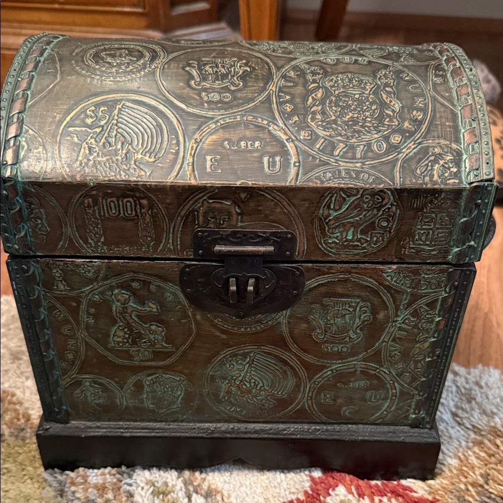 Vintage Style Decorative collectors item Chest